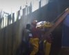 Torcedor cai no fosso do Estádio Rei Pelé