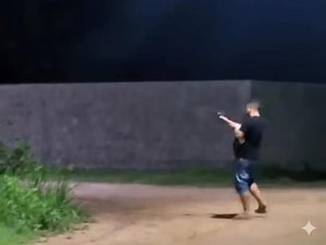 Homem preso por atirar em via pública teria importunado sexualmente mulher