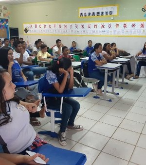 Estudantes tiram dúvidas sobre admissão de novos alunos no Ifal