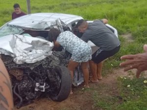 Vítima fica presa às ferragens em acidente envolvendo carro e carreta em São Sebastião