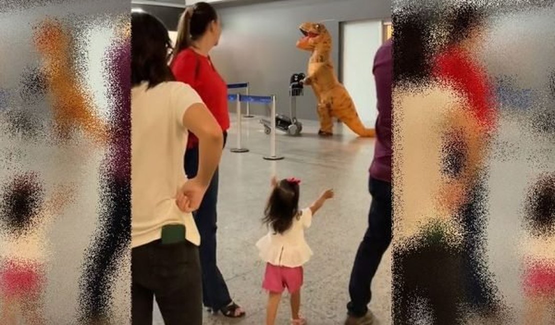 Vídeo: pai surpreende filhas fantasiado de dinossauro em aeroporto