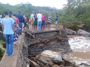 Ponte cai e dificulta o acesso dos moradores à área urbana de Girau do Ponciano 