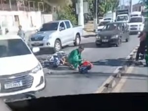 [Vídeo] Corpo de Bombeiros socorre vítima de acidente entre carro e moto na Serraria