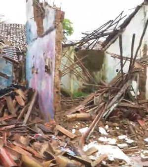 Após fortes chuvas, casas desabam na Chã de Bebedouro