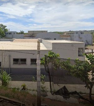 Detento joga água fervente no rosto de travesti após fim de namoro em penitenciária