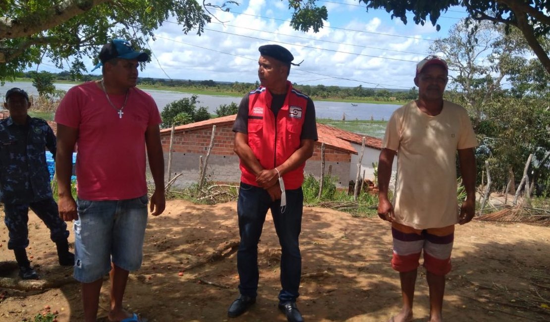 Defesa Civil de Penedo visita comunidade Marizeiro