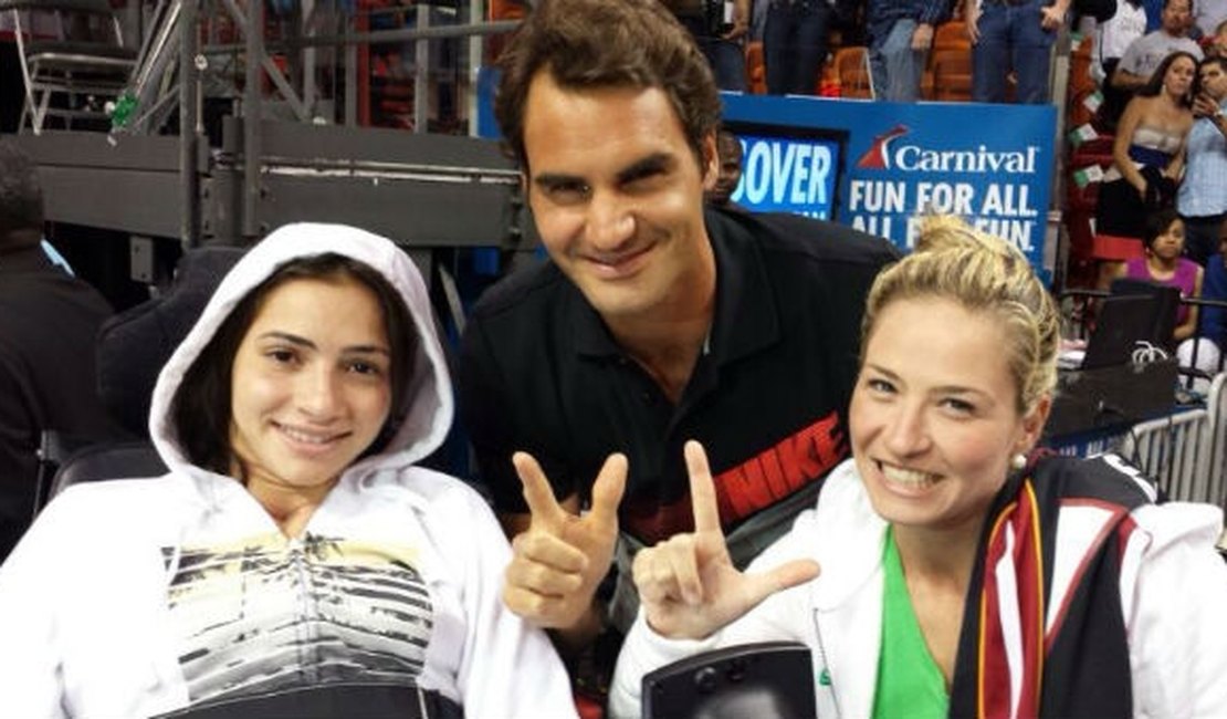 Laís Souza passeia em Miami, tieta Roger Federer e entra em 2ª fase de tratamento
