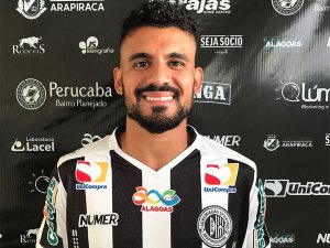 Substituto de Airton, lateral Thiaguinho se machuca em treino e passa a ser dúvida