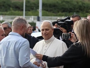 Papa Leão XIV recebe alta após cirurgia para tratar câncer de pulmão e retorna ao Vaticano