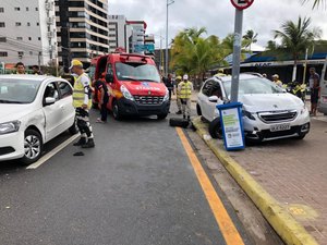 Após colisão entre veículos, carro se choca contra poste na Pajuçara