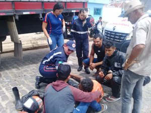 Motociclista fica ferido após colidir contra caminhão parado 