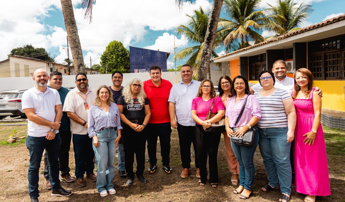 Prefeito Carlos concede aumento de 6,5% no piso salarial para servidores da educação de Rio Largo