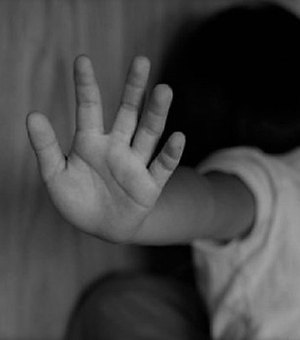 Terapeuta filmada agredindo criança autista processa mãe da vítima em R$ 20 mil e alega difamação