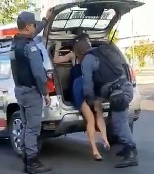 Policial enfia mão embaixo de saia de mulher durante abordagem 