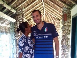 Alvo de Luiz Suárez, Chiellini reage com bom-humor e leva mordida no ombro em hotel