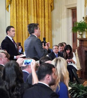 Casa Branca suspende credencial de jornalista da CNN que discutiu com Trump