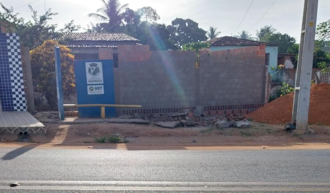 Comunidade da Baixa da Onça fica sem ponto de ônibus após estrutura ser derrubada