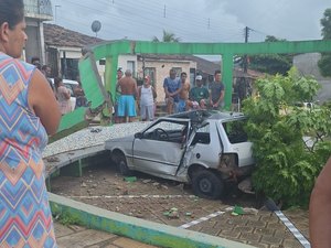 [Vídeo] Condutor de veículo perde o controle, capota e atinge praça em São Miguel dos Campos