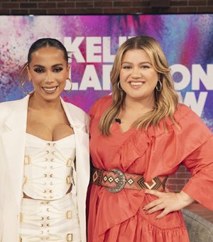 Anitta faz Kelly Clarkson gargalhar em entrevista: “eu adorei ela”