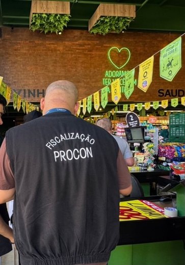 Procon flagra carnes e laticínios estragados em supermercado da capital