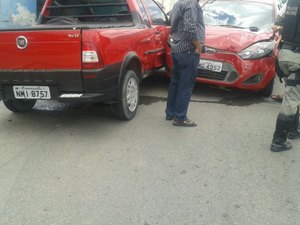 Dois carros colidem na AL-220, em Arapiraca