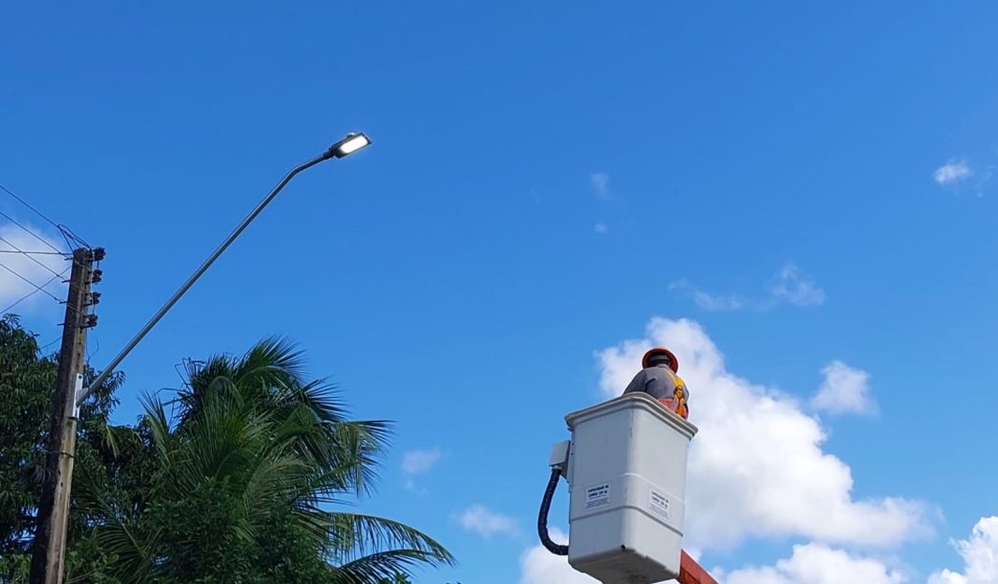 Com recursos próprios do município, SIPE já instalou mais de três mil lâmpadas de LED em Penedo