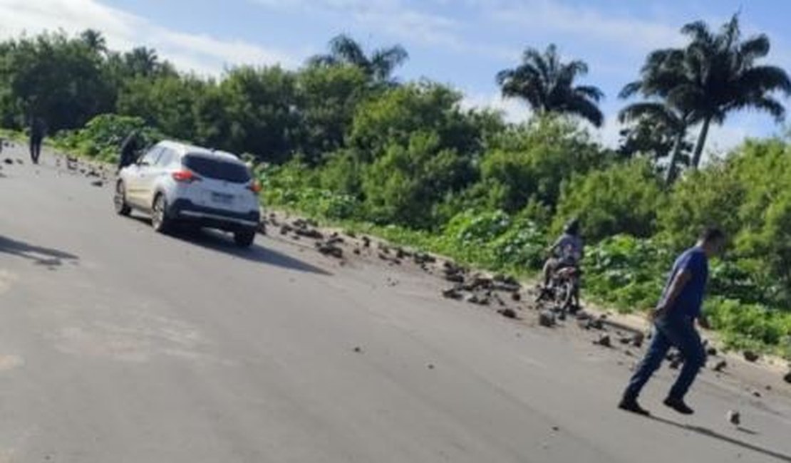 [Vídeo] Caminhão derruba pedras e causa perigo a condutores na ladeira do Claudionor