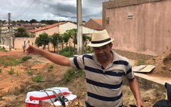 O morador Claudemir Ferreira, que reside na parte baixa desta rua, há cinco anos, diz que a situação só piora