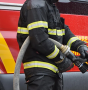Incêndio atinge residência no Centro de Carneiros, no Sertão de Alagoas