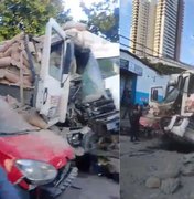 Caminhão perde os freios e provoca acidente com quatro veículos em Maceió