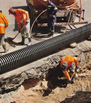 Prefeitura realiza troca de tubulação em rede drenagem totalmente obstruída na Jatiúca