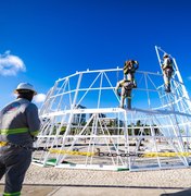 [Vídeo] Árvore de Natal de 34 metros começa a ser montada no Marco dos Corais em Maceió