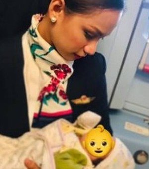 Comissária de bordo amamenta bebê de passageira durante voo
