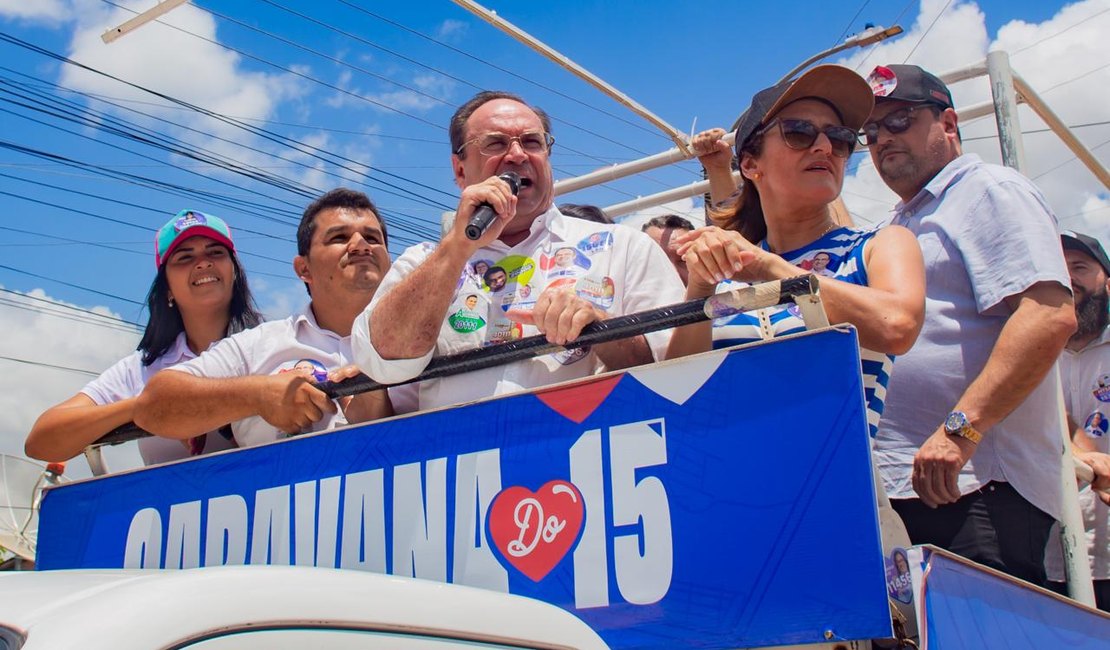 Casa a casa, prefeito Luciano recebe o carinho dos moradores de Bananeiras