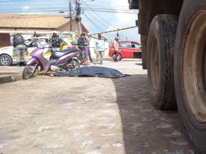 Mulher morre atropelada após tentar ultrapassar caminhão em Arapiraca