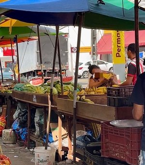 Comerciantes em Maceió desrespeitam lei municipal obstruindo a passagem de pedestres