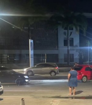 [Vídeo] Carro fica preso nos trilhos e populares fazem “operação” para retirá-lo