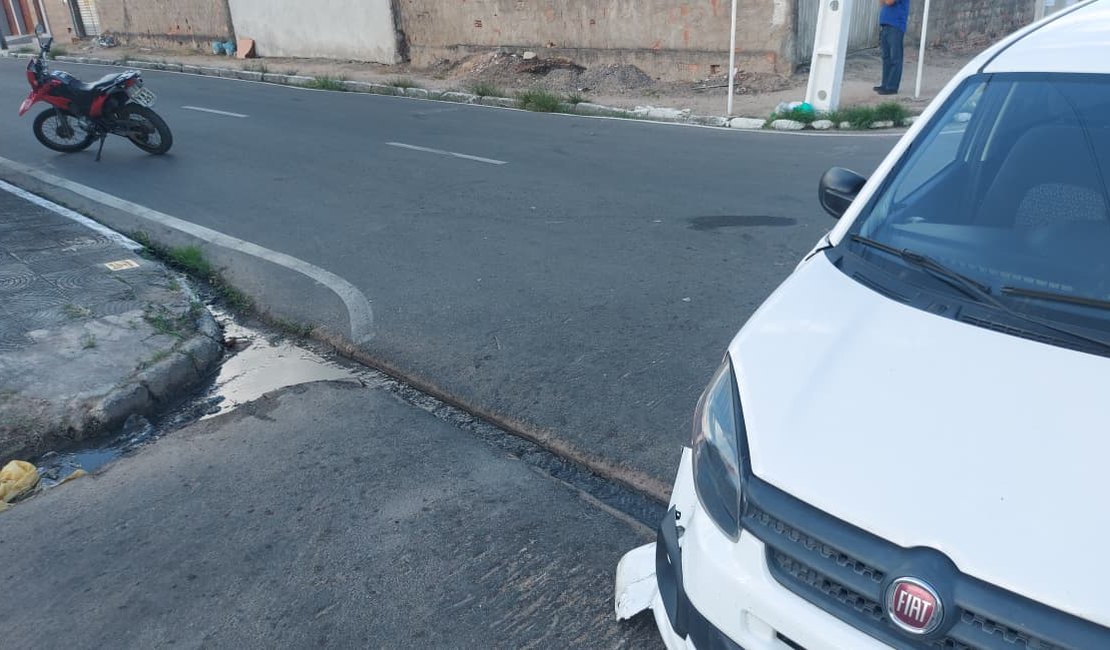 Colisão entre carro e moto deixa homem ferido no bairro São Luiz I, em Arapiraca