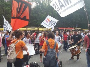 Manifestantes ocupam Avenida Paulista em protesto contra governo Temer