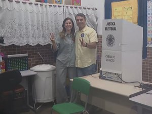 Flávio Bolsonaro vota com a esposa no Rio de Janeiro