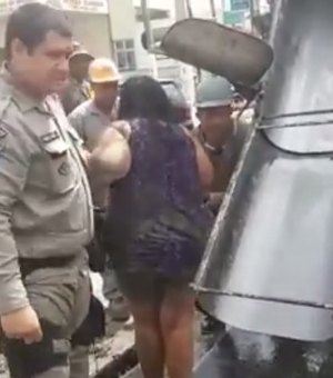 [Vídeo] Mulher embriagada é presa com diversas latas de cerveja dentro de carro 