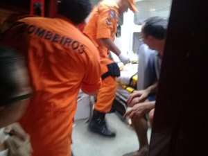 Condutor perde controle de carro e atinge pedestre em rua de Arapiraca