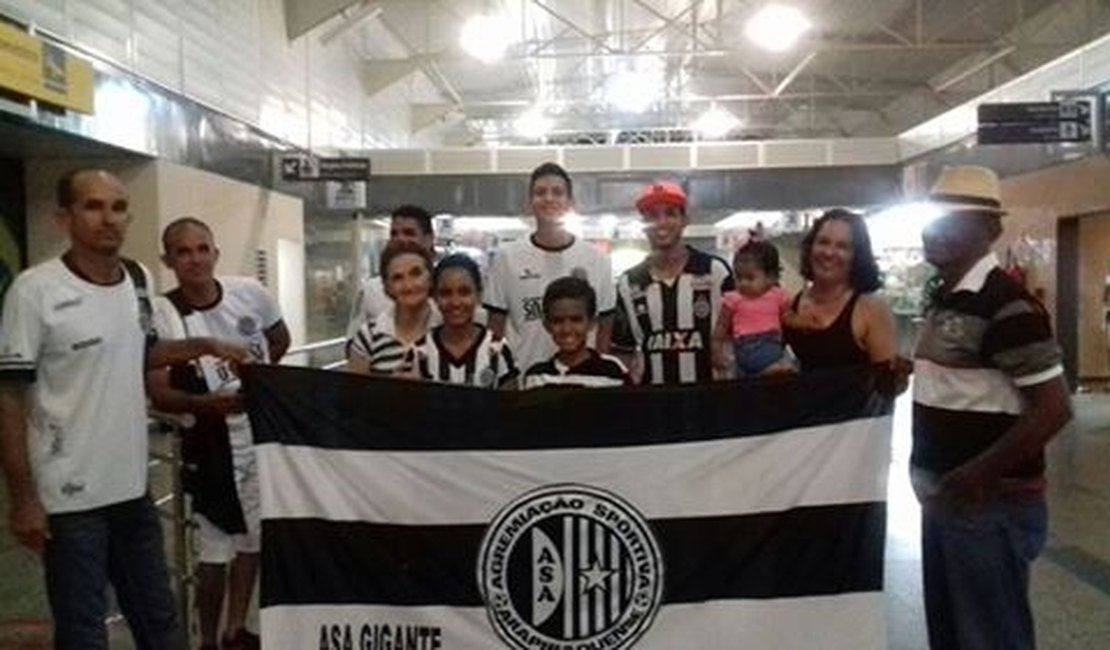 ASA é recebido por torcedores no aeroporto em Rondônia