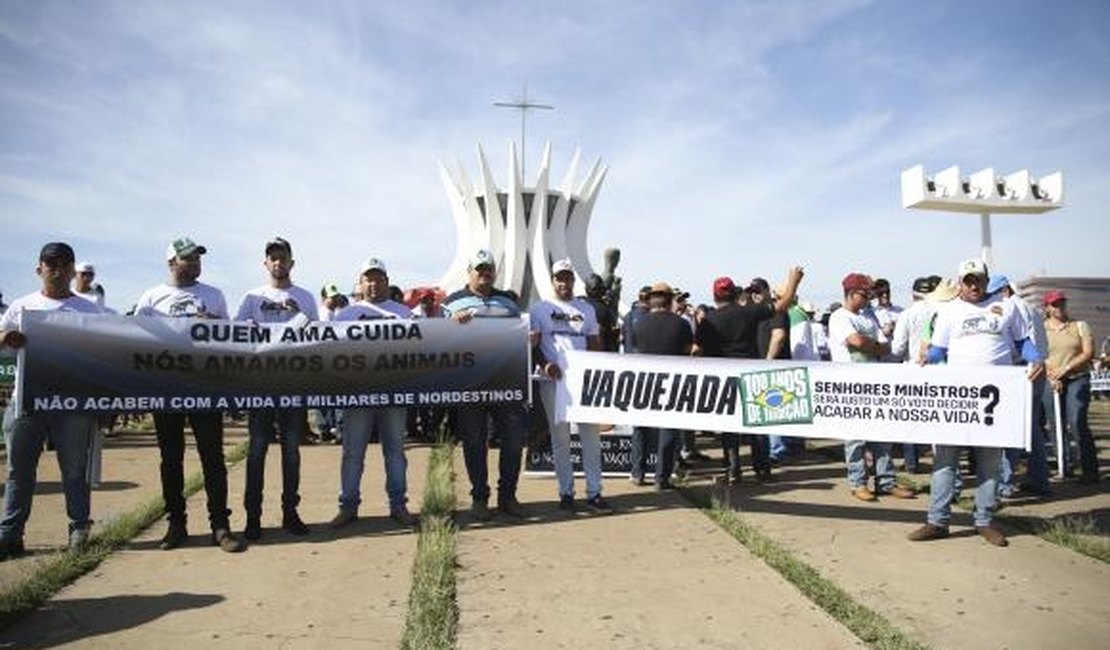 Manifestantes contra o fim da vaquejada lotam Esplanada dos Ministérios