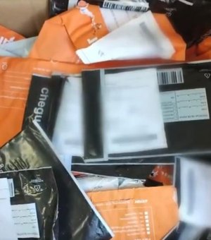 Empresas de entrega estão extraviando cartões de crédito e descartando nas ruas de Arapiraca, diz denúncia