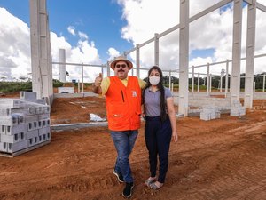 Secretária Gabriela Gonçalves e prefeito visitam obras da Indústria Nordeste Mais Alimentos em Rio Largo