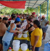 Pessoas em situação de rua participam de ação de Natal em Maceió