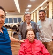 Em rara aparição, Silvio Santos visita salão de beleza e muda visual