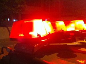 Três homens armados roubam arma e colete balístico de vigilante em assalto 