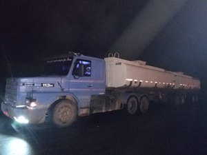 Carretas são apreendidas descarregando chorume em canavial da capital
